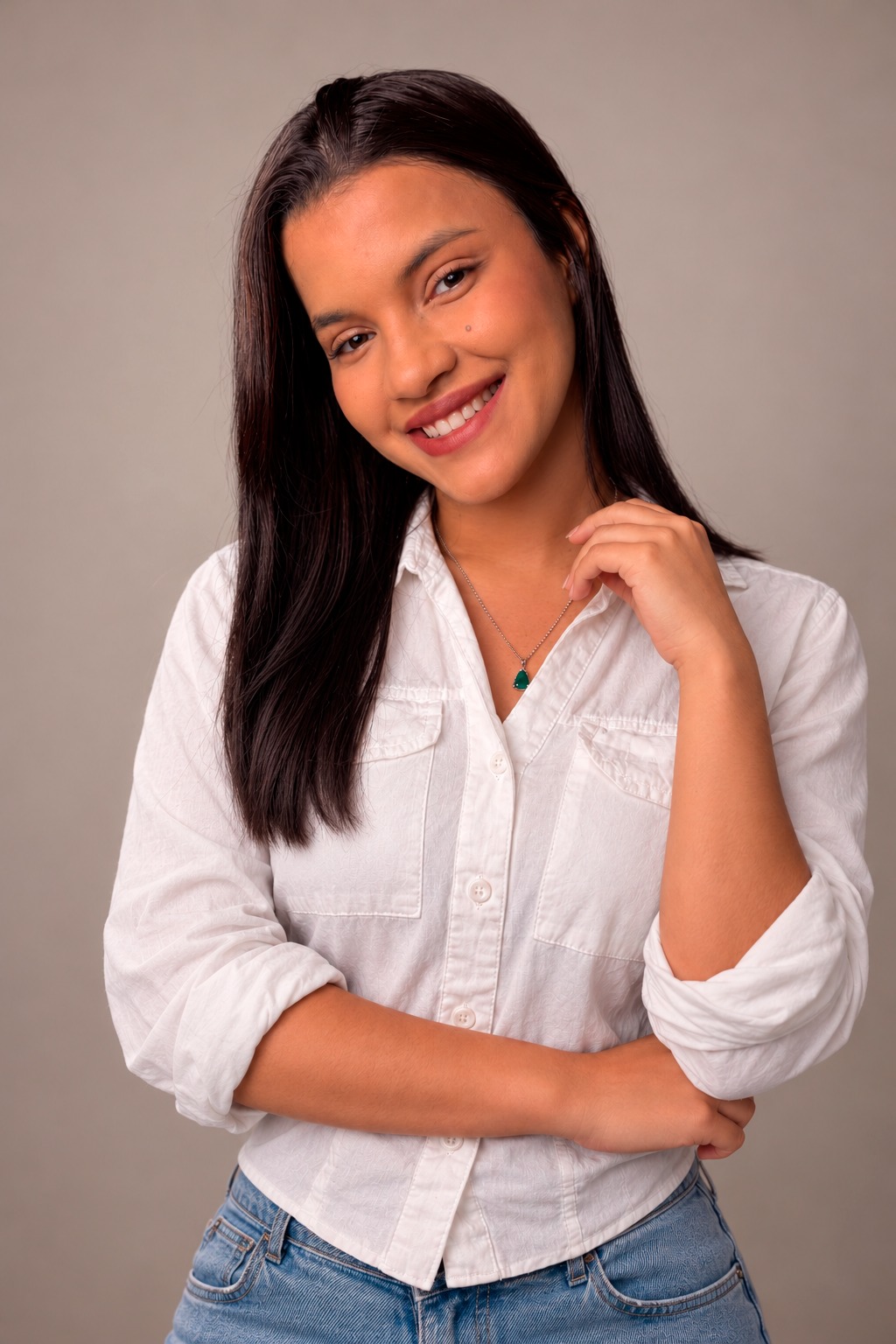 Retrato de Katsury Ribeiro Grey, nutricionista, sorrindo e vestindo uma camisa branca
